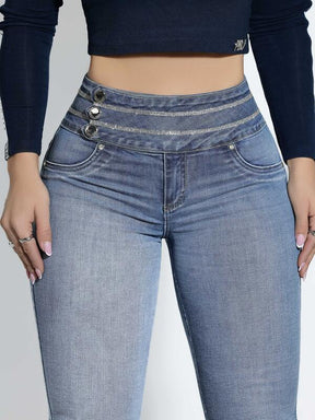 CALÇA FEMININA JEANS CLARO COM FAIXA LARGA E BORDADOS DE STRASS PERFEITA