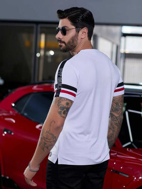 CAMISETA MASCULINA ESTAMPADA COM LISTRAS GOLA O LOGOMANIA EM DESTAQUE