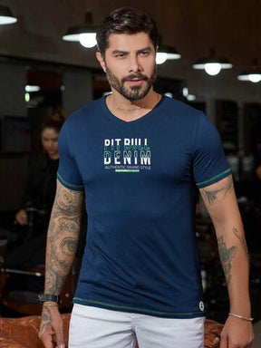 CAMISETA MASCULINA GOLA V COM ESTAMPA CONFORTÁVEL E AUTÊNTICA