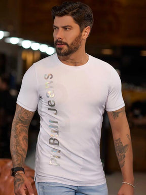 CAMISETA MASCULINA COM ESTAMPA E LOGOMANIA PRATA GOLA O ELEGANTE