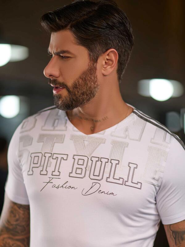 CAMISETA MASCULINA ESTILOSA COM LISTRAS PERSONALIZADAS E ESTAMPA