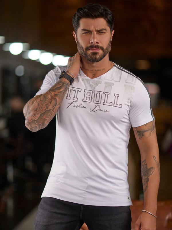 CAMISETA MASCULINA ESTILOSA COM LISTRAS PERSONALIZADAS E ESTAMPA