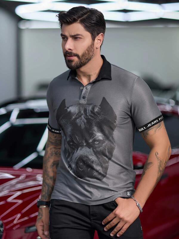 CAMISA POLO MASCULINA ESTAMPADA PIT BULL LOGOMANIA ESTILOSA